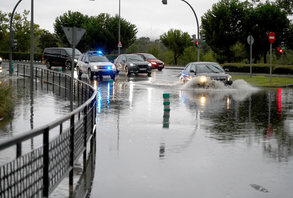 Imagen de las fuertes lluvias en Valladolid.  / LETICIA PREZ ICAL