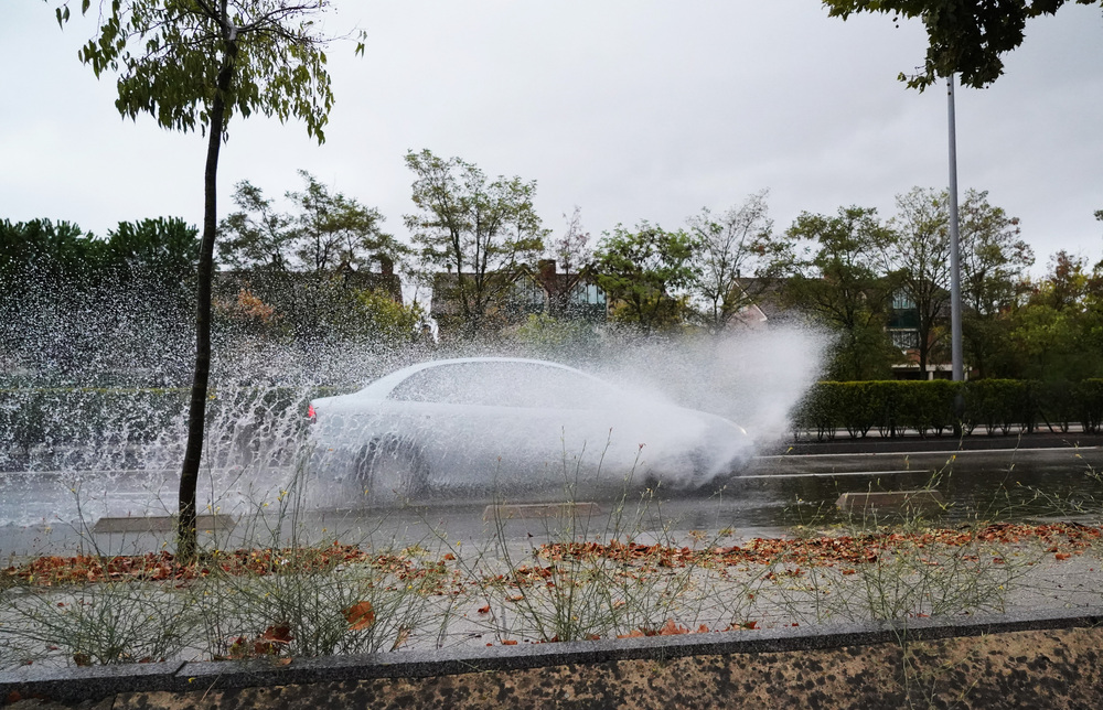 Imagen de las fuertes lluvias en Valladolid.  / LETICIA PREZ ICAL