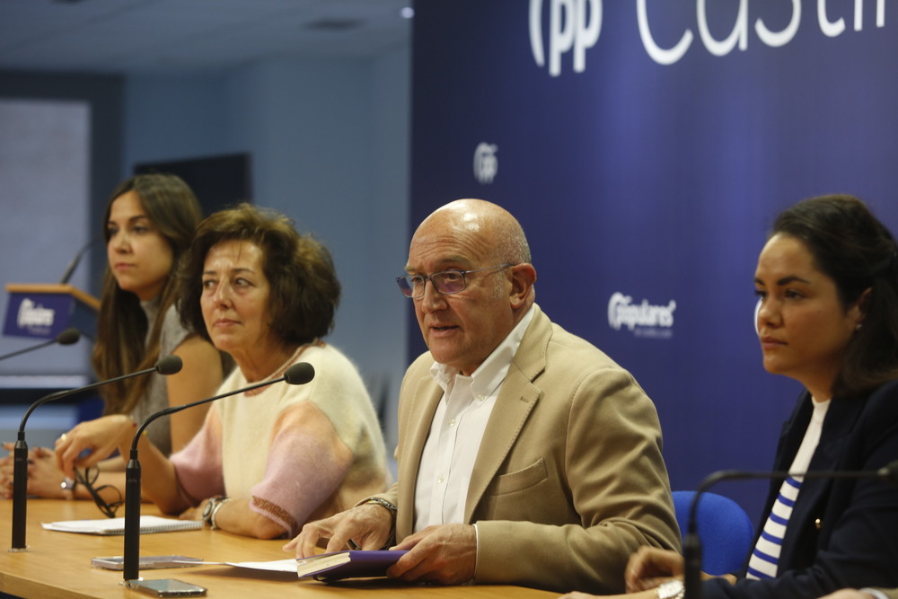 Jesús Julio Carnero presenta a su equipo para la candidatura a la alcaldía de Valladolid   / JONATHAN TAJES