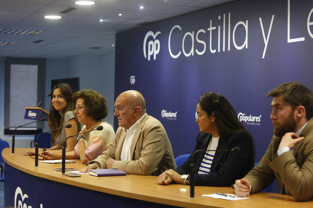 Jesús Julio Carnero presenta a su equipo para la candidatura a la alcaldía de Valladolid   / JONATHAN TAJES