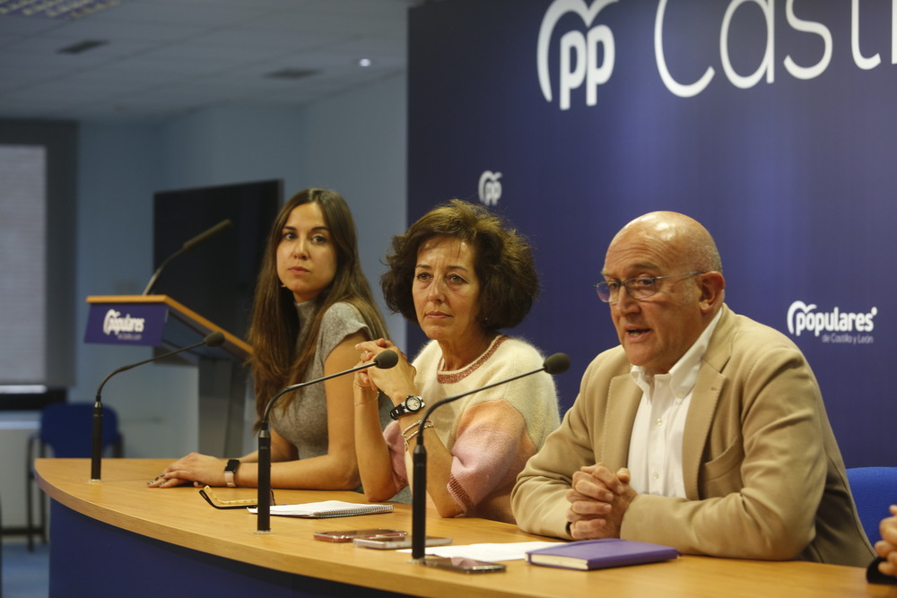 Jesús Julio Carnero presenta a su equipo para la candidatura a la alcaldía de Valladolid   / JONATHAN TAJES