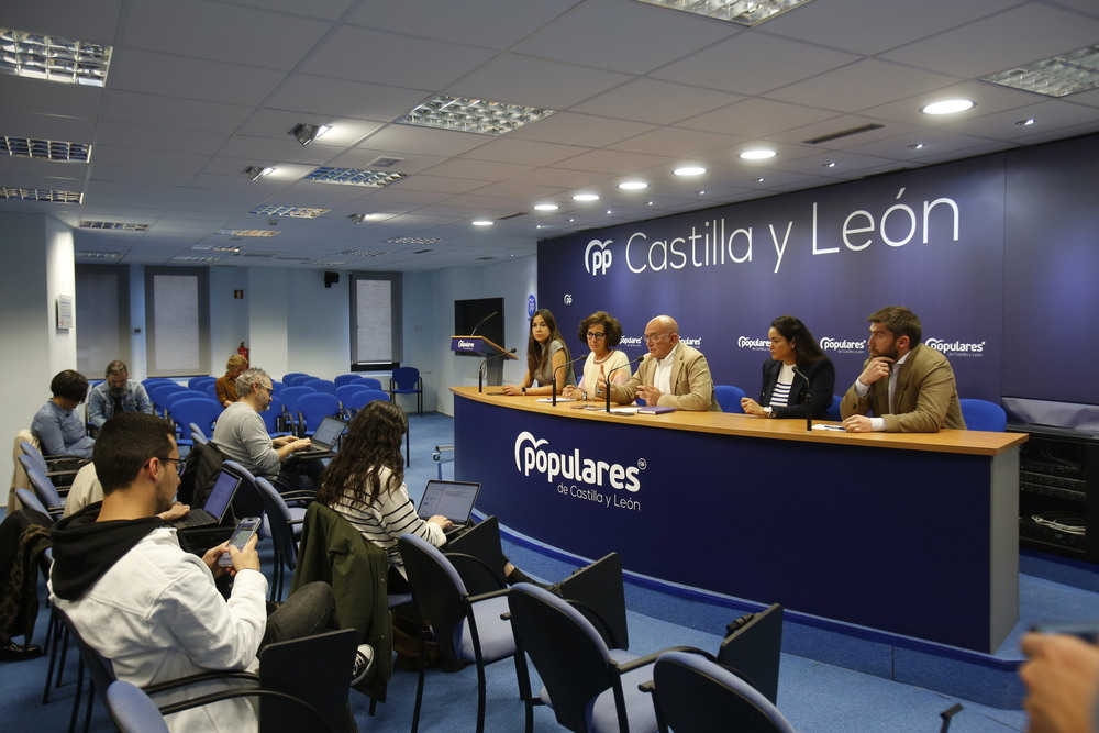 Jesús Julio Carnero presenta a su equipo para la candidatura a la alcaldía de Valladolid   / JONATHAN TAJES