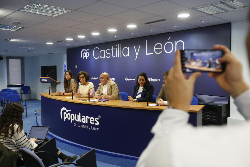 Jesús Julio Carnero presenta a su equipo para la candidatura a la alcaldía de Valladolid   / JONATHAN TAJES