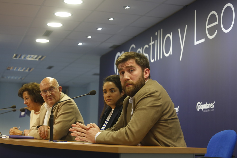 Jesús Julio Carnero presenta a su equipo para la candidatura a la alcaldía de Valladolid   / JONATHAN TAJES