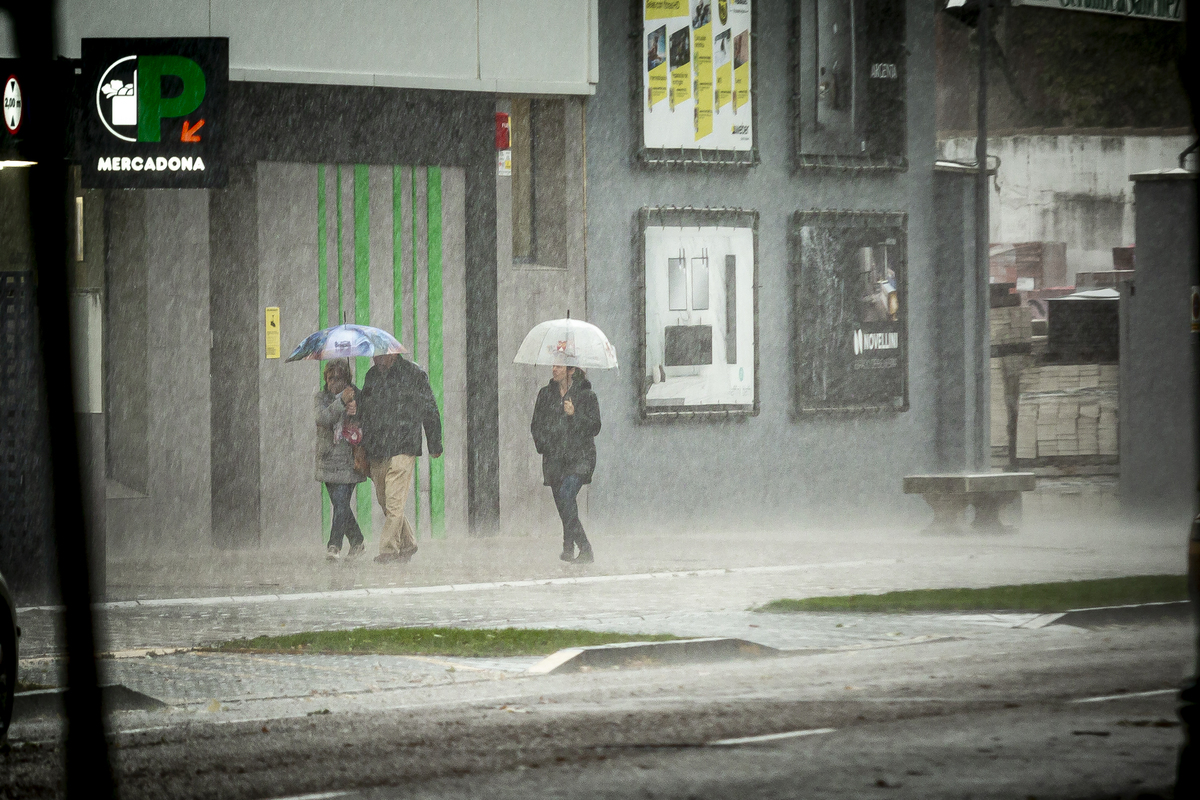 Temporal de viento y lluvia en Valladolid.  / JONATHAN TAJES