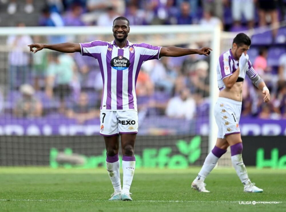 Sylla celebra uno de sus dos goles ante el Mirandés.