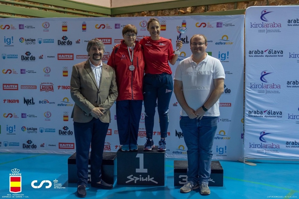 Pilar Gómez logró el subcampeonato en 56 a 60 años en la Liga Nacional de kárate.