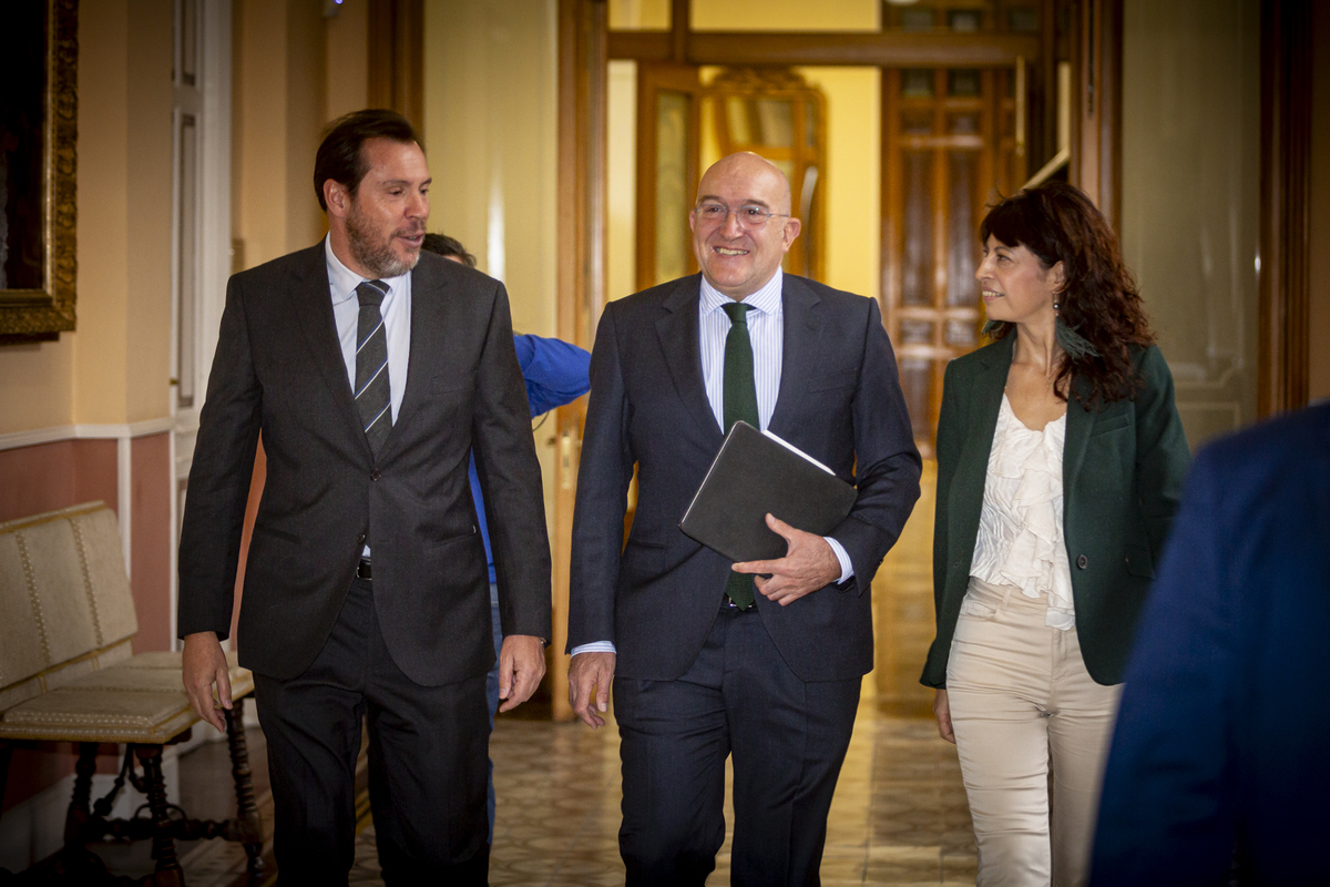 Óscar Puente y Ana Redondo se despiden del Pleno.  / JONATHAN TAJES