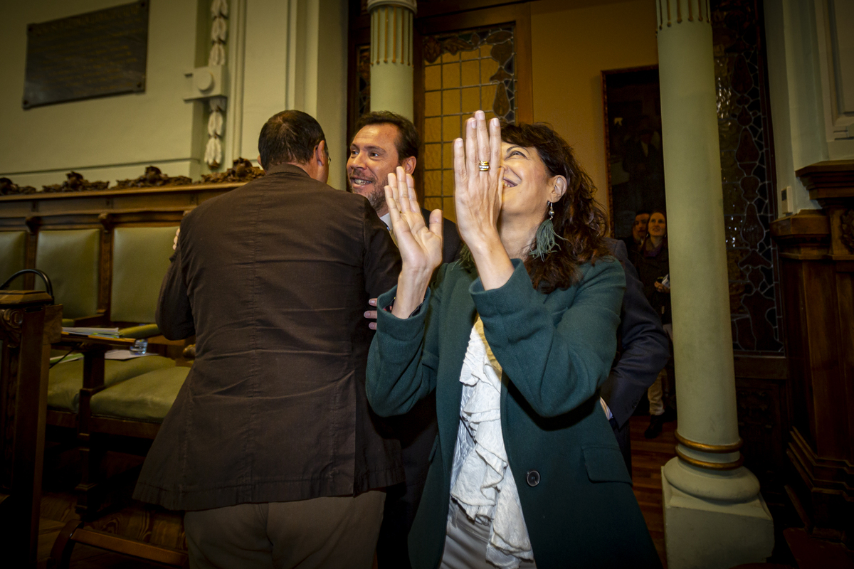 Óscar Puente y Ana Redondo se despiden del Pleno.  / JONATHAN TAJES