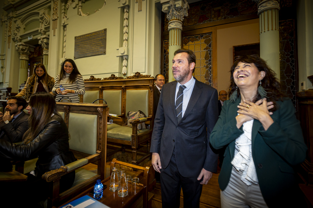 Óscar Puente y Ana Redondo se despiden del Pleno.  / JONATHAN TAJES