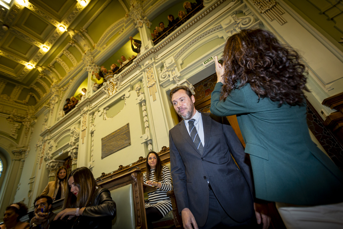 Óscar Puente y Ana Redondo se despiden del Pleno.  / JONATHAN TAJES