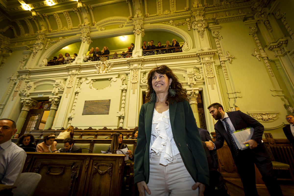 Óscar Puente y Ana Redondo se despiden del Pleno.  / JONATHAN TAJES