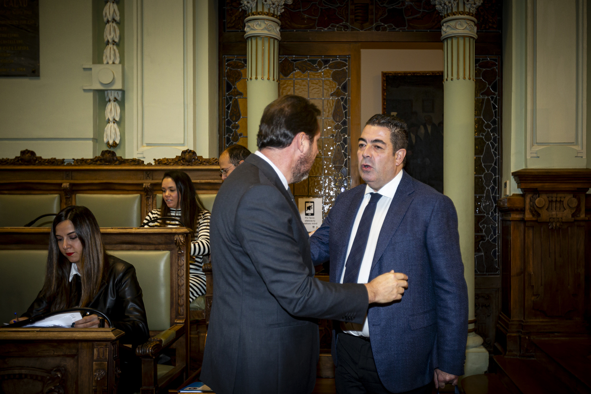 Óscar Puente y Ana Redondo se despiden del Pleno.  / JONATHAN TAJES