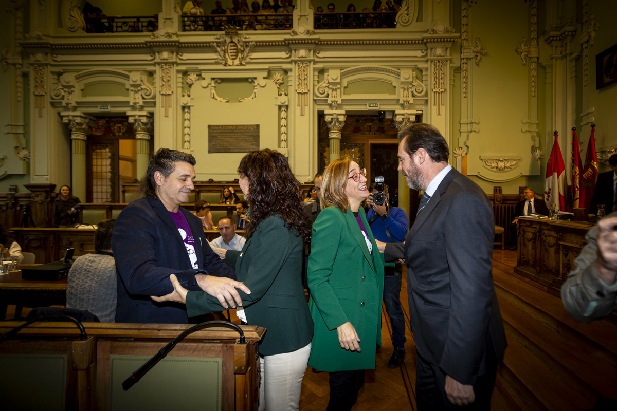 Óscar Puente y Ana Redondo se despiden del Pleno.  / JONATHAN TAJES