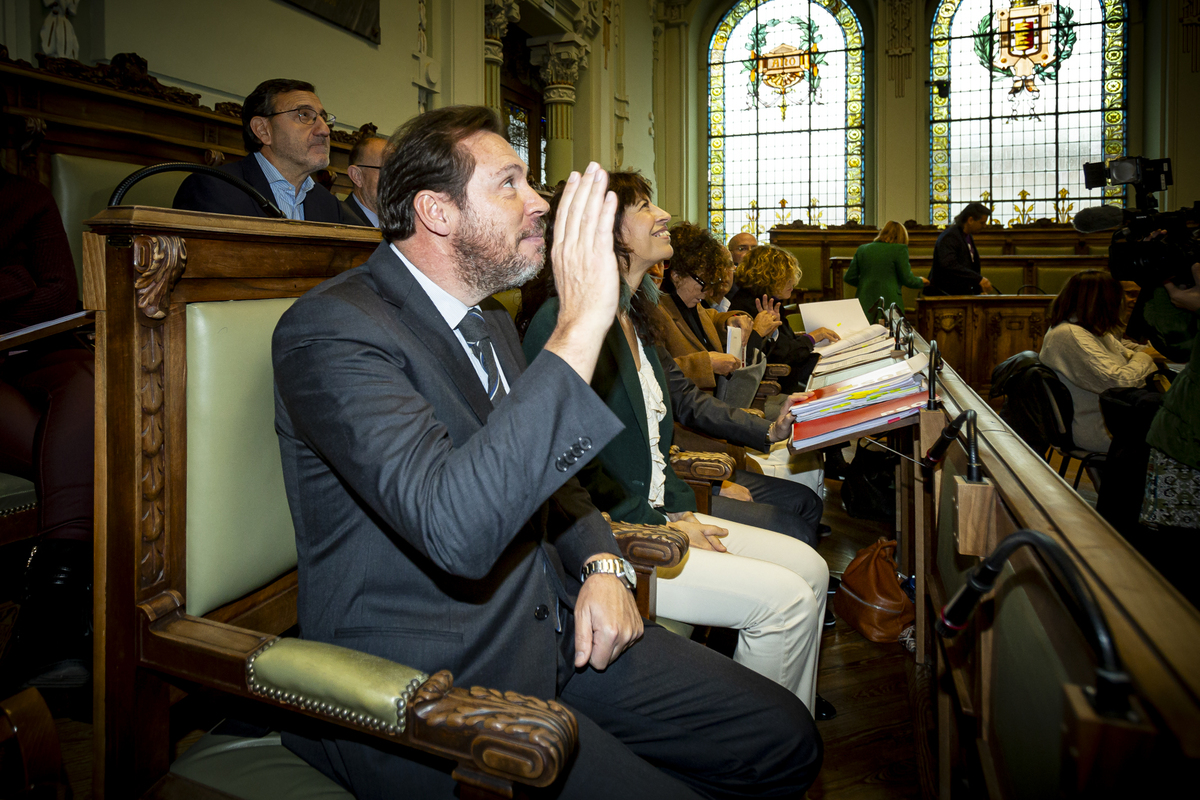 Óscar Puente y Ana Redondo se despiden del Pleno.  / JONATHAN TAJES