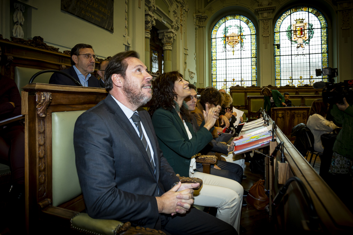 Óscar Puente y Ana Redondo se despiden del Pleno.  / JONATHAN TAJES