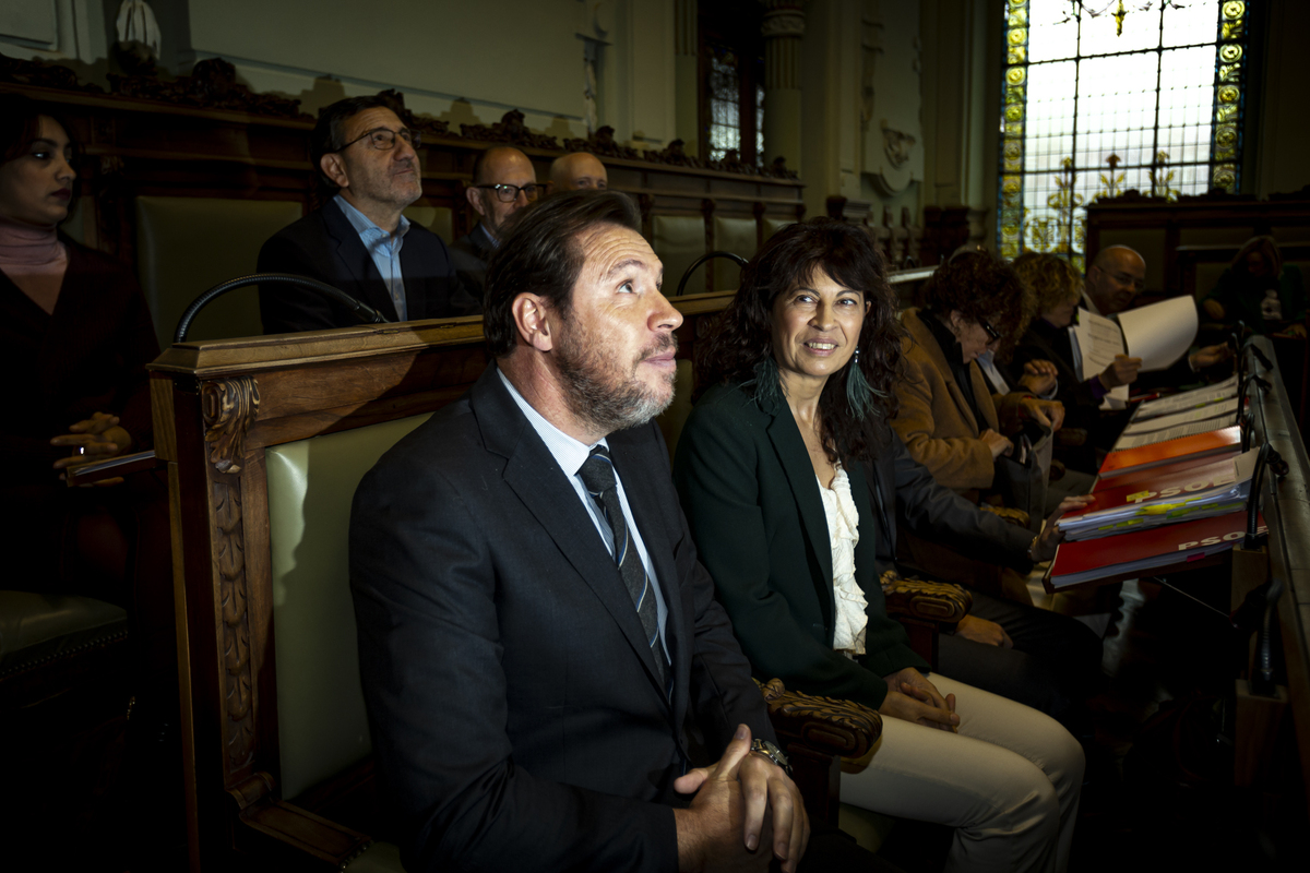 Óscar Puente y Ana Redondo se despiden del Pleno.  / JONATHAN TAJES