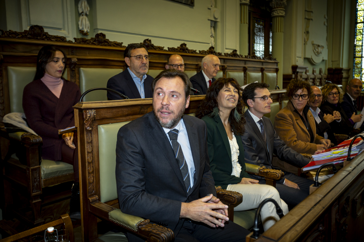 Óscar Puente y Ana Redondo se despiden del Pleno.  / JONATHAN TAJES