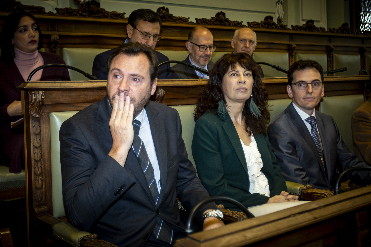 Óscar Puente y Ana Redondo se despiden del Pleno.  / JONATHAN TAJES