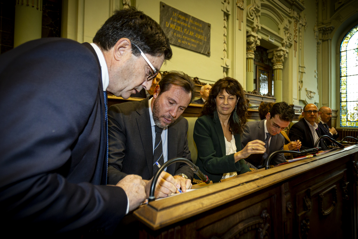 Óscar Puente y Ana Redondo se despiden del Pleno.  / JONATHAN TAJES