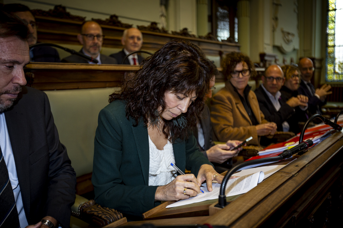 Óscar Puente y Ana Redondo se despiden del Pleno.  / JONATHAN TAJES