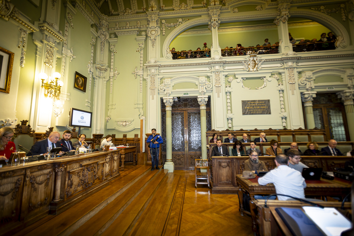 Óscar Puente y Ana Redondo se despiden del Pleno.  / JONATHAN TAJES