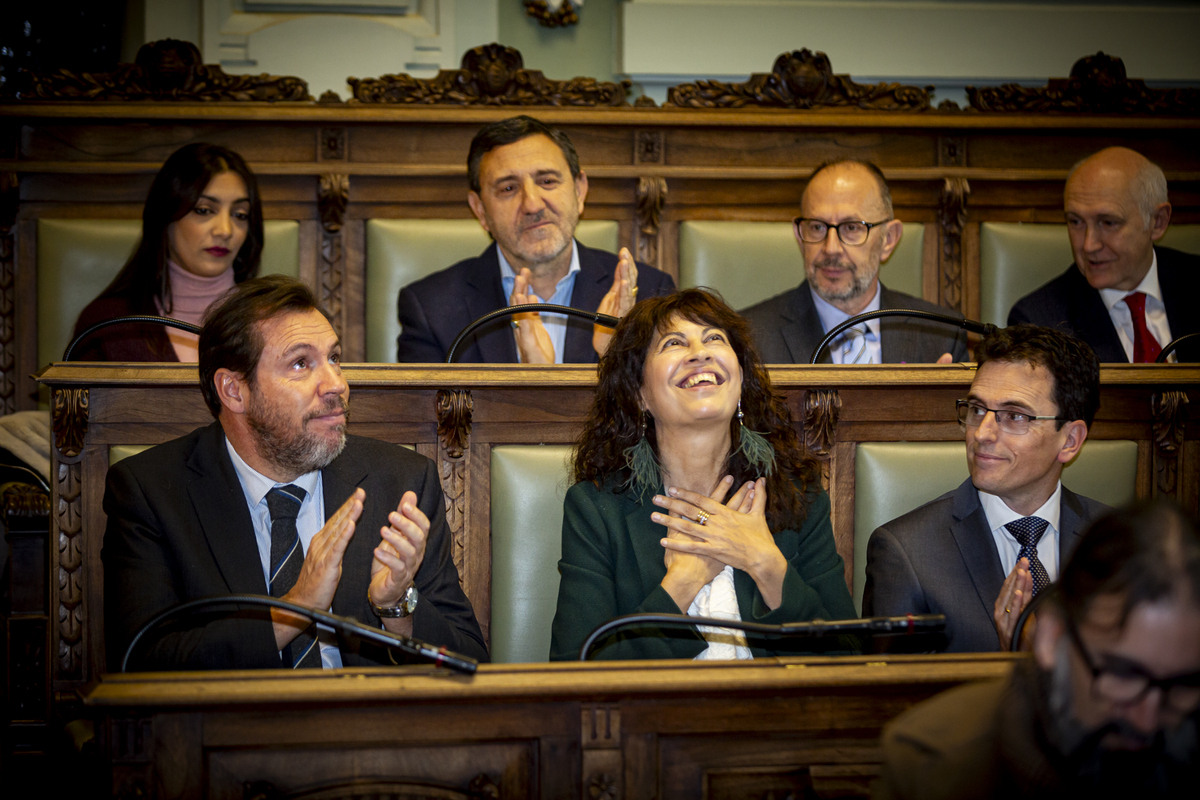 Óscar Puente y Ana Redondo se despiden del Pleno.  / JONATHAN TAJES