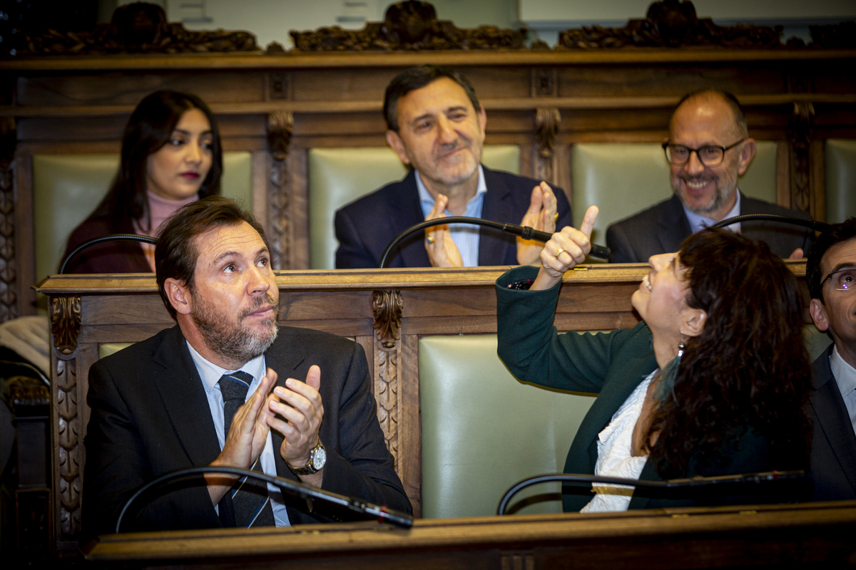 Óscar Puente y Ana Redondo se despiden del Pleno.  / JONATHAN TAJES