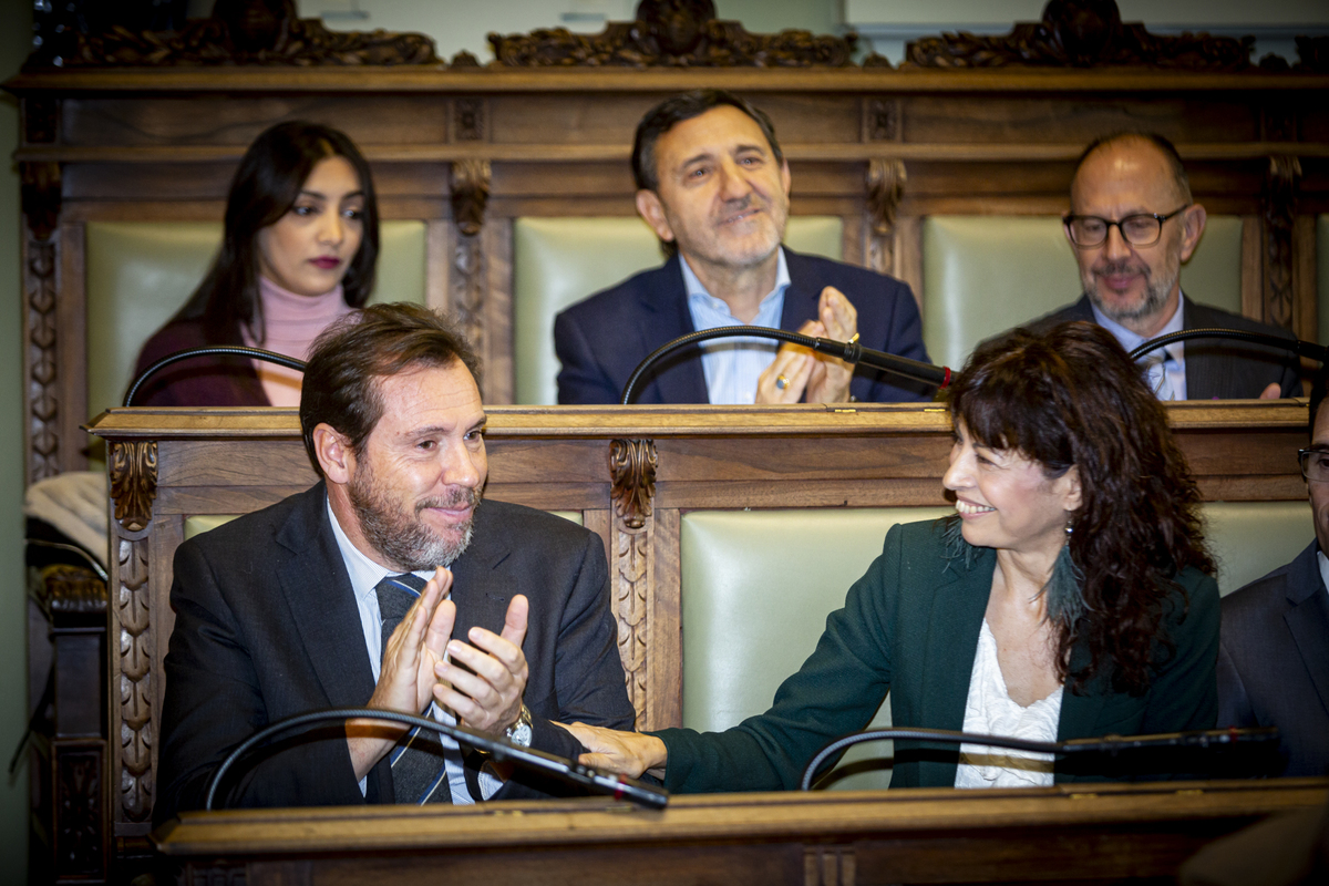 Óscar Puente y Ana Redondo se despiden del Pleno.  / JONATHAN TAJES