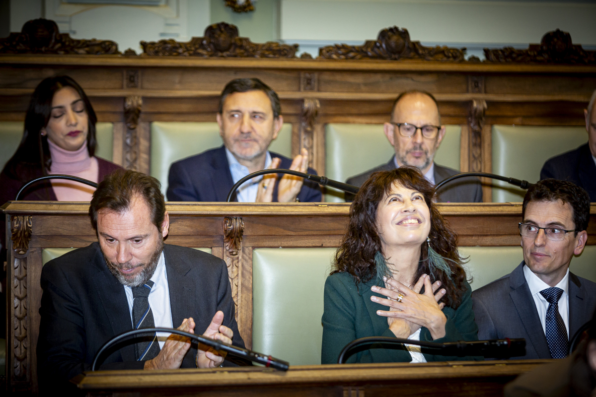 Óscar Puente y Ana Redondo se despiden del Pleno.  / JONATHAN TAJES