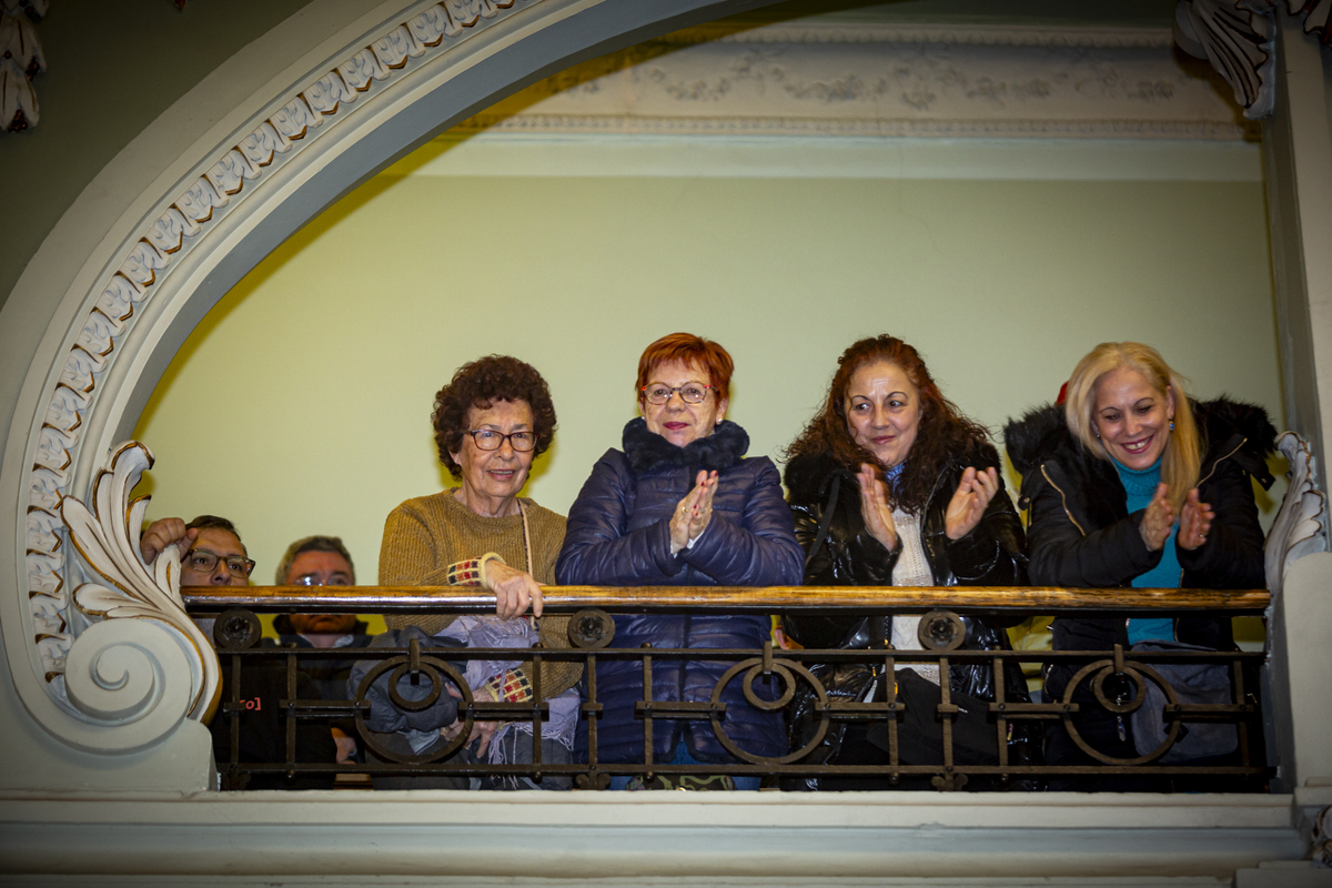 Óscar Puente y Ana Redondo se despiden del Pleno.  / JONATHAN TAJES