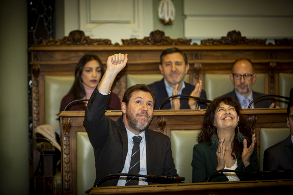 Óscar Puente y Ana Redondo se despiden del Pleno.