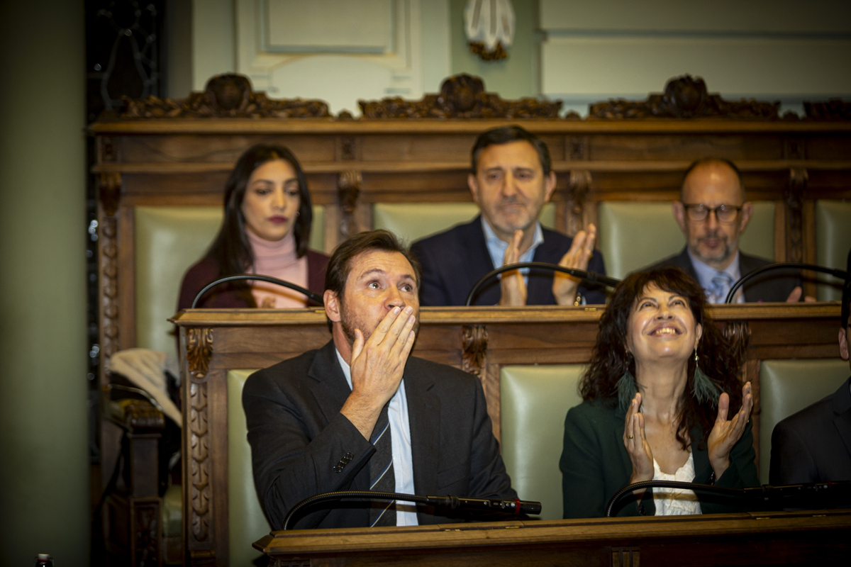 Óscar Puente y Ana Redondo se despiden del Pleno.  / JONATHAN TAJES