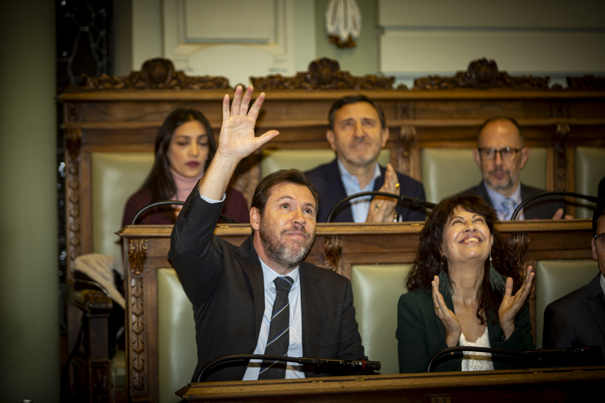 Óscar Puente y Ana Redondo se despiden del Pleno.  / JONATHAN TAJES