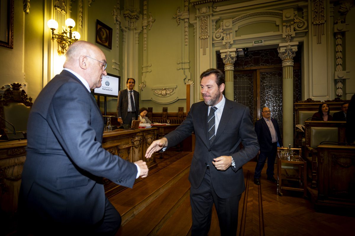 Óscar Puente y Ana Redondo se despiden del Pleno.  / JONATHAN TAJES