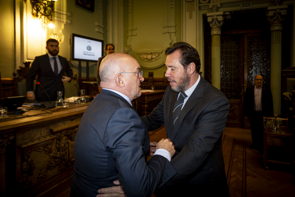 Óscar Puente y Ana Redondo se despiden del Pleno.