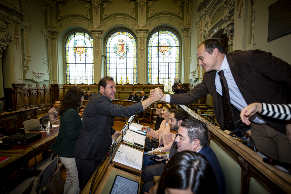 Óscar Puente y Ana Redondo se despiden del Pleno.  / JONATHAN TAJES