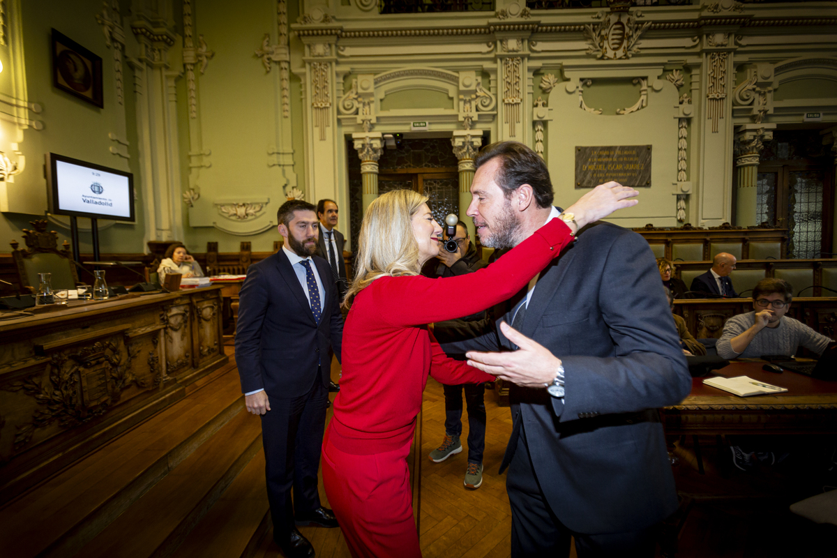 Óscar Puente y Ana Redondo se despiden del Pleno.  / JONATHAN TAJES