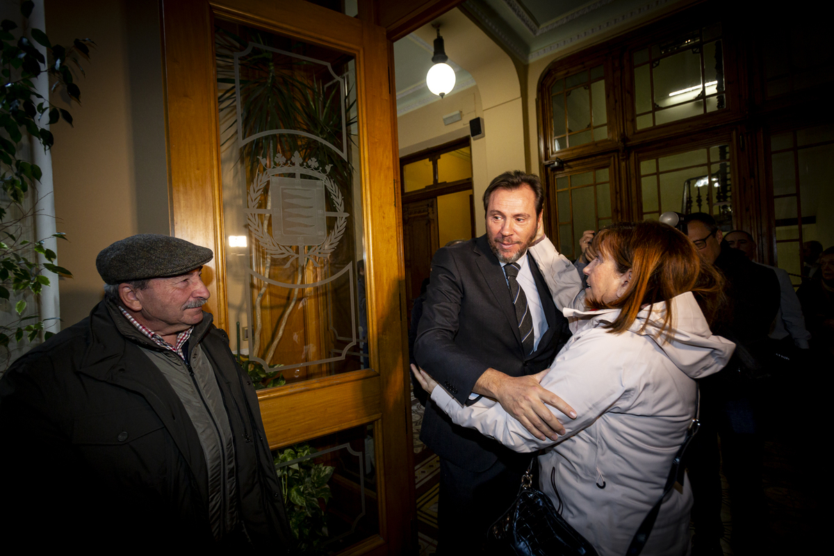 Óscar Puente y Ana Redondo se despiden del Pleno.  / JONATHAN TAJES