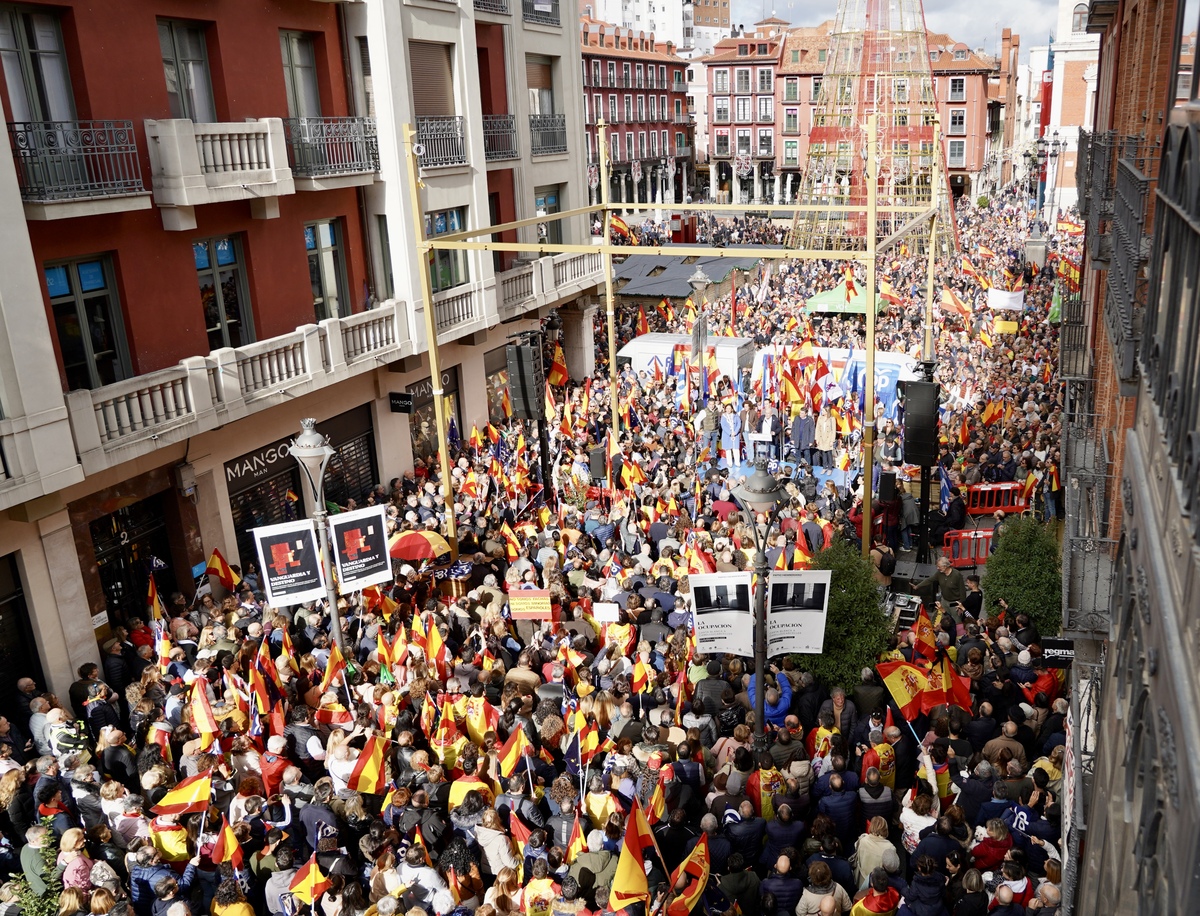 Concentración en Valladolid por la igualdad de los españoles y contra la amnistía.  / LETICIA PEREZ ICAL