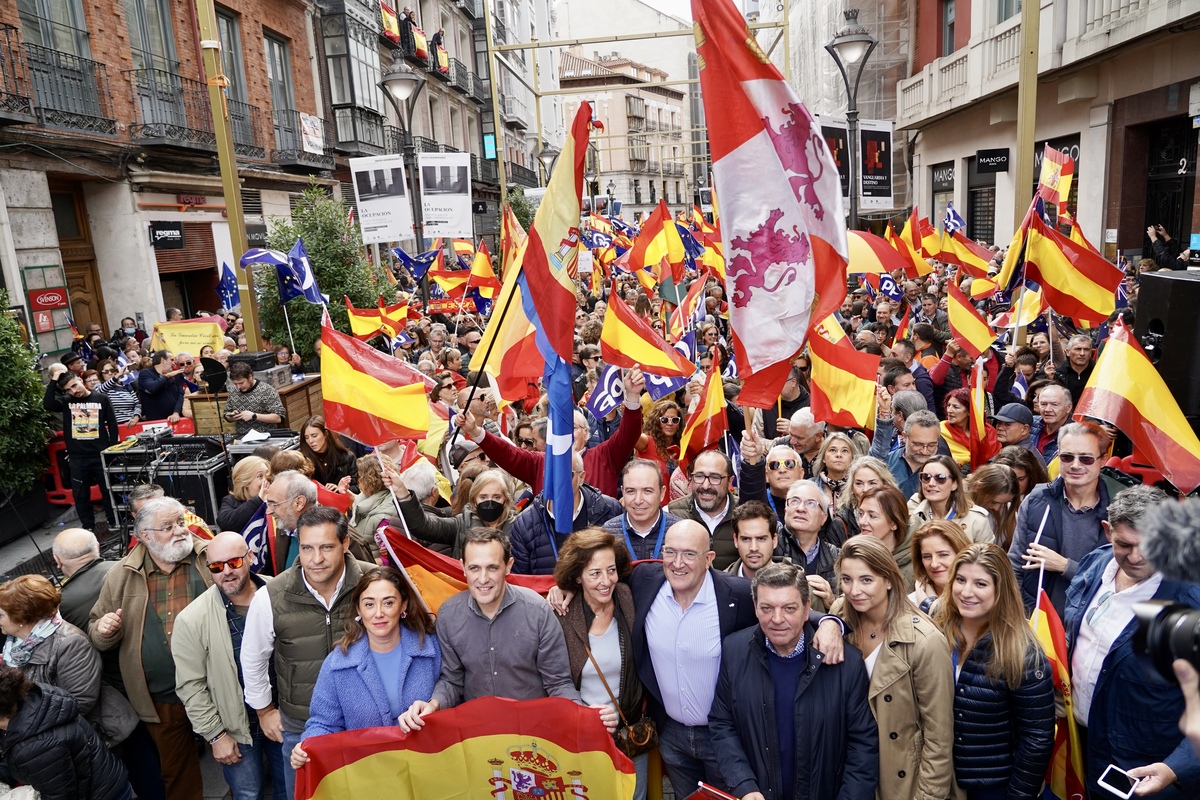 Concentración en Valladolid por la igualdad de los españoles y contra la amnistía.  / LETICIA PEREZ ICAL