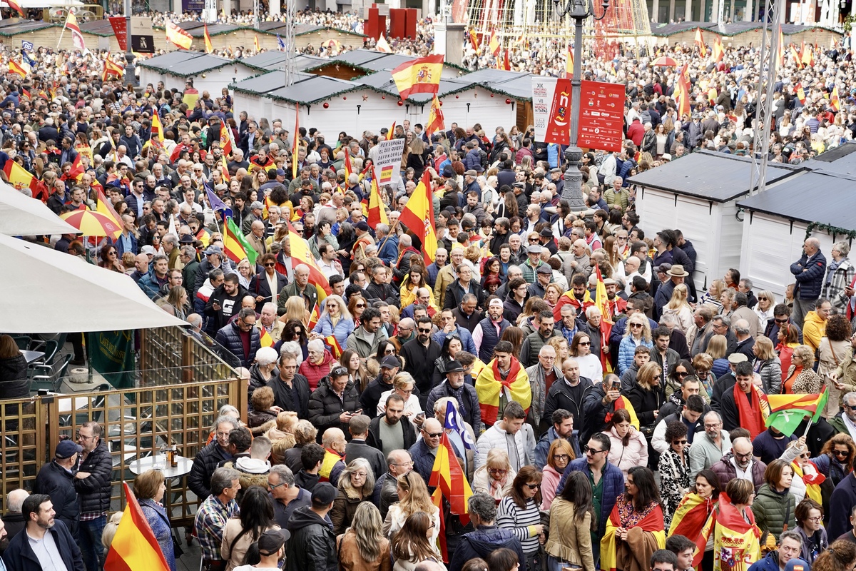 Concentración en Valladolid por la igualdad de los españoles y contra la amnistía.  / LETICIA PEREZ ICAL