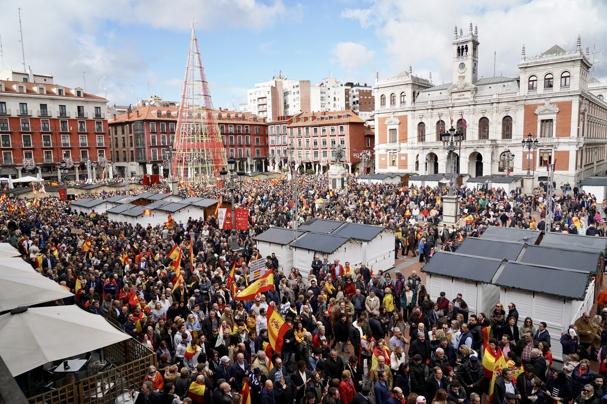 Concentración en Valladolid por la igualdad de los españoles y contra la amnistía.  / LETICIA PEREZ ICAL