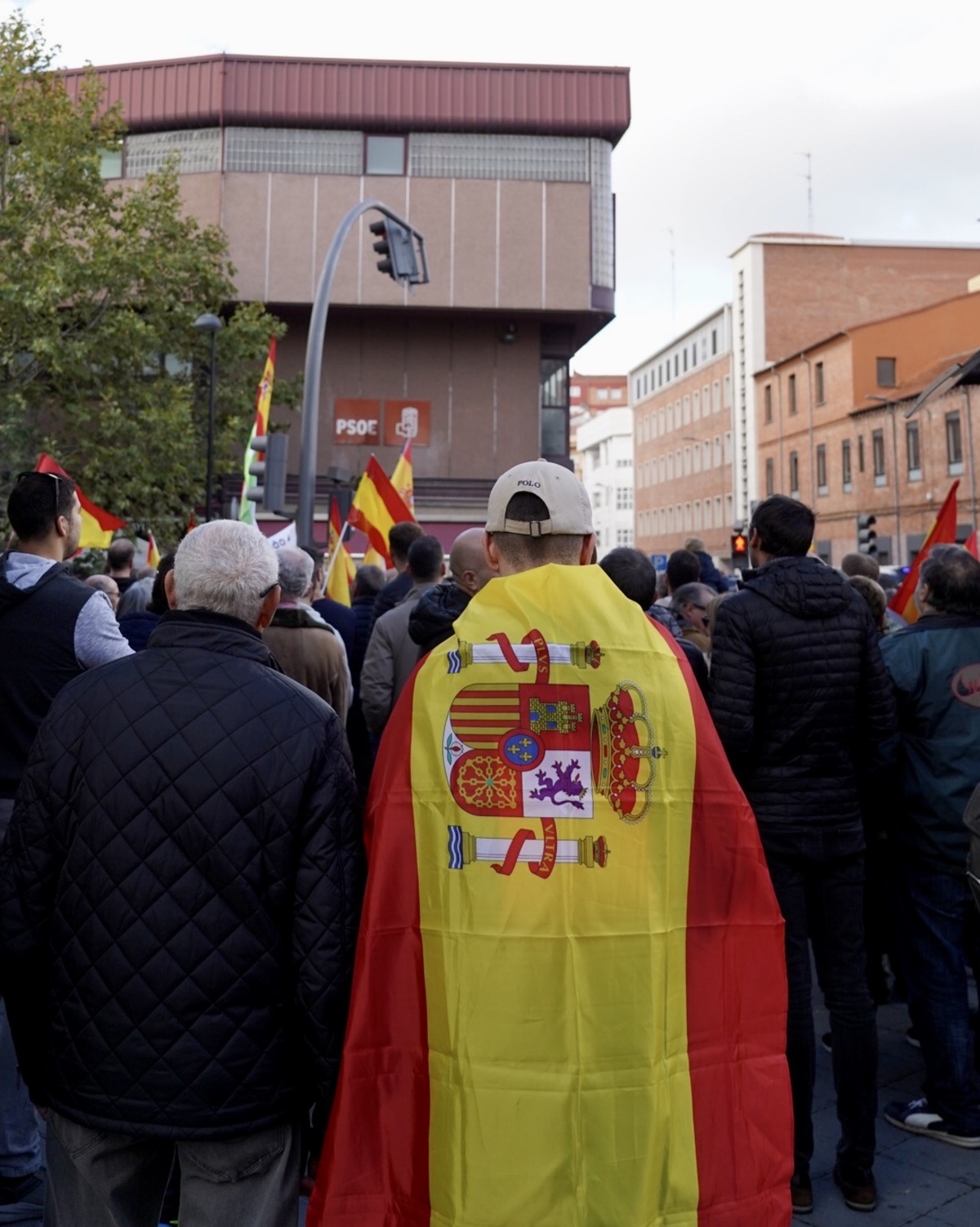 Concentración ante la sede del PSOE de Valladolid por la igualdad de los españoles y contra la amnistía.  / LETICIA PREZ ICAL