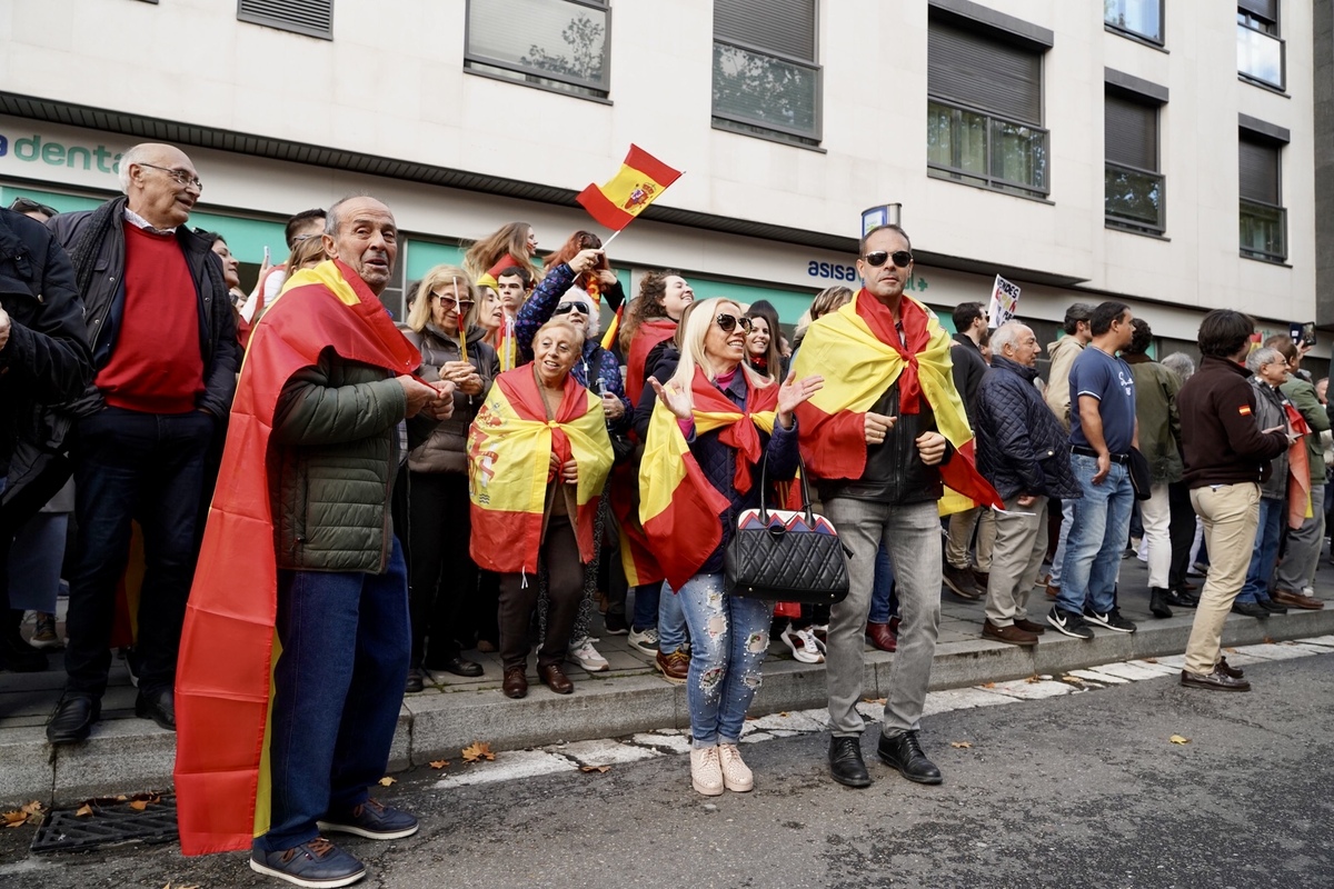 Concentración ante la sede del PSOE de Valladolid por la igualdad de los españoles y contra la amnistía.  / LETICIA PREZ ICAL