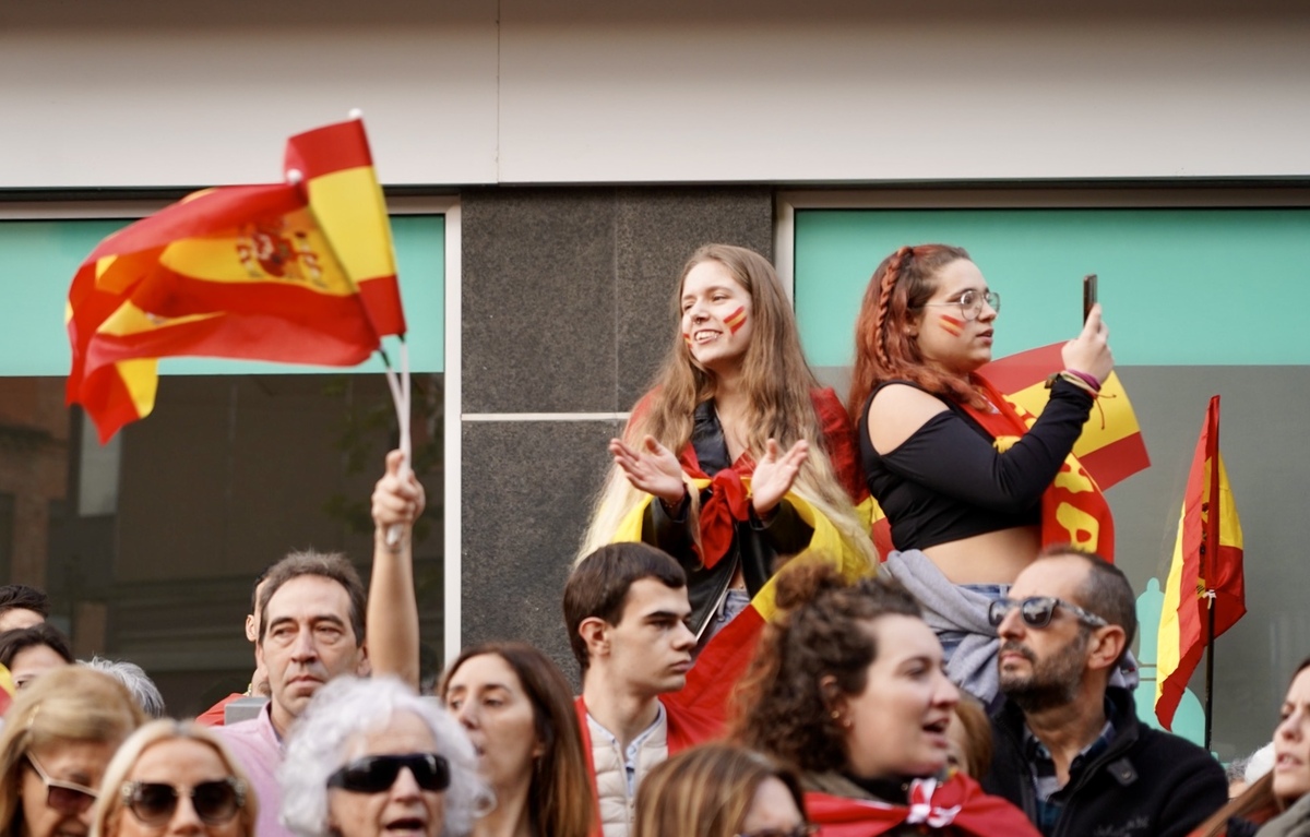 Concentración ante la sede del PSOE de Valladolid por la igualdad de los españoles y contra la amnistía.  / LETICIA PREZ ICAL