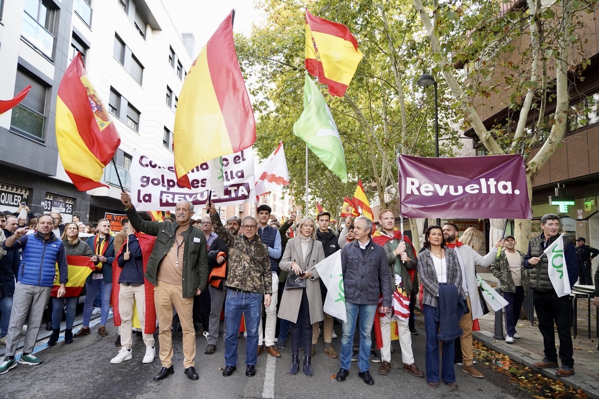 Concentración ante la sede del PSOE de Valladolid por la igualdad de los españoles y contra la amnistía.  / LETICIA PREZ ICAL