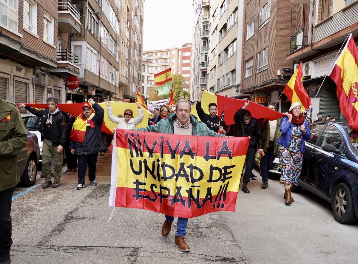 Concentración ante la sede del PSOE de Valladolid por la igualdad de los españoles y contra la amnistía.  / LETICIA PREZ ICAL