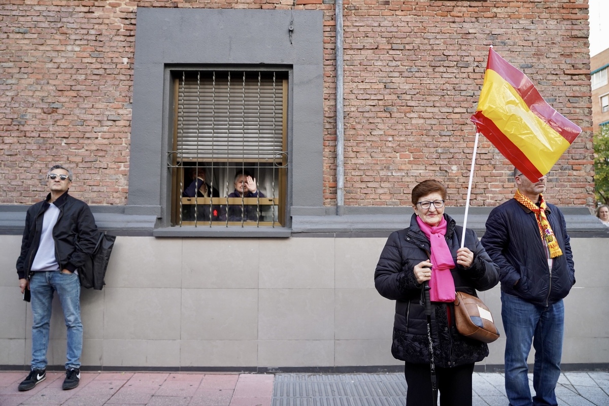 Concentración ante la sede del PSOE de Valladolid por la igualdad de los españoles y contra la amnistía.  / LETICIA PREZ ICAL