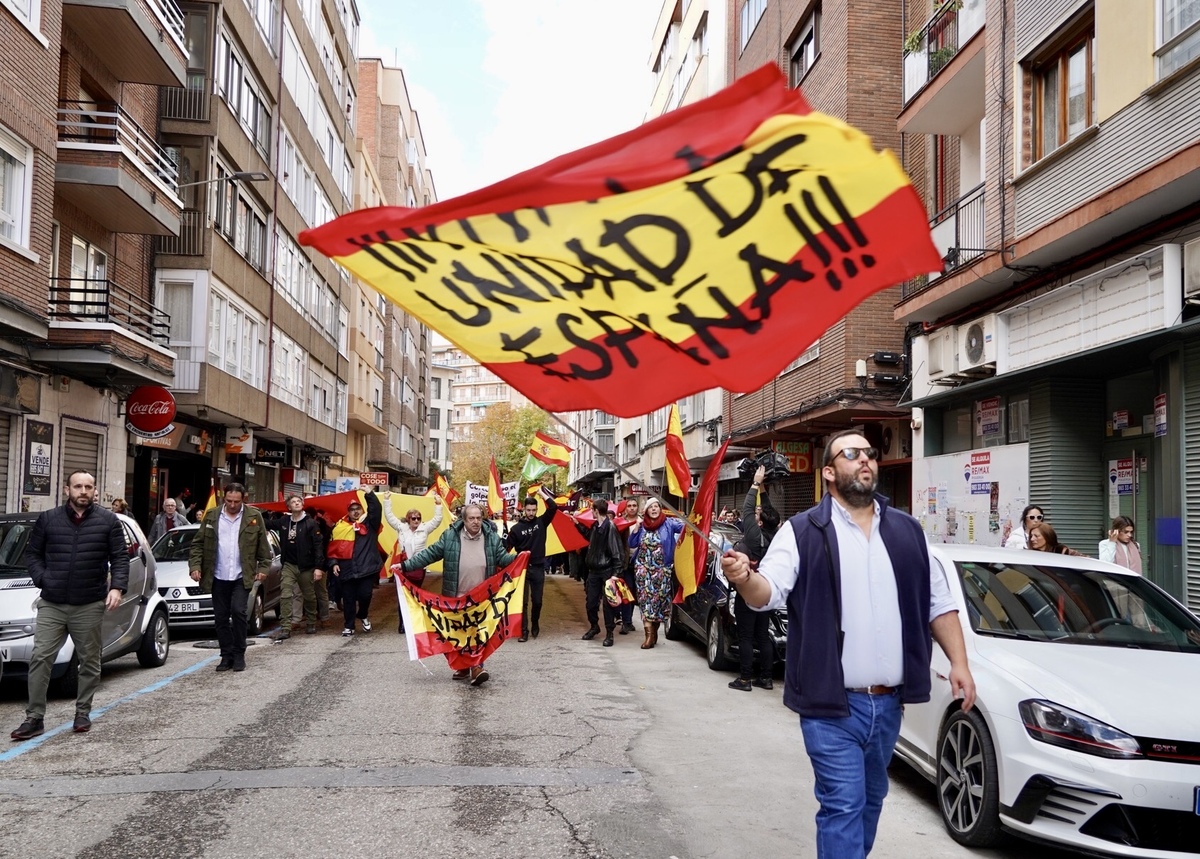 Concentración ante la sede del PSOE de Valladolid por la igualdad de los españoles y contra la amnistía.  / LETICIA PREZ ICAL